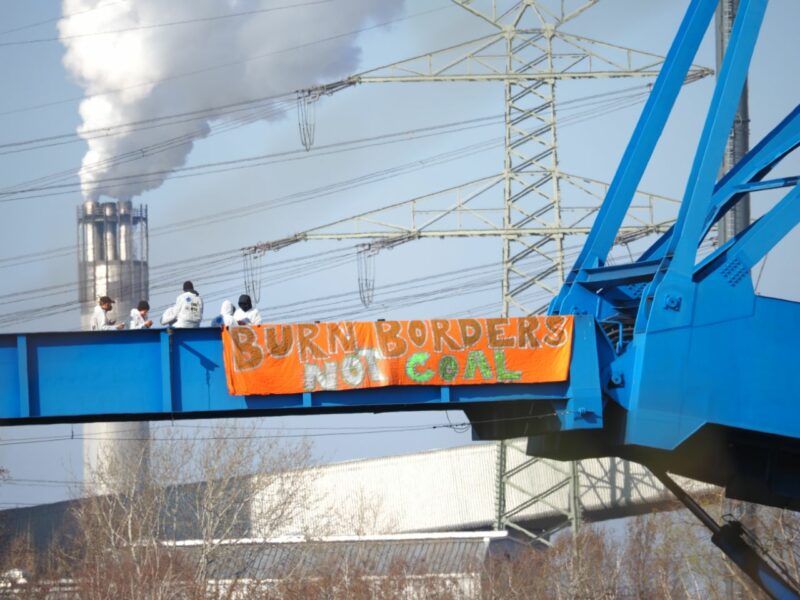 Ende Gelände Berlin: Der Kohlebagger des Kohlebunkers des Kraftwerks Reuter West wurde heute Morgen blockiert! #100MilliardenBessereIdeen
