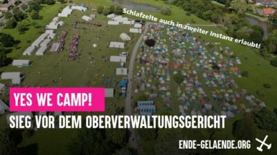 Ein Dronen-Bild eines Ende Gelände camps mit hunderten Zelten. Dazu die Schrift "Yes we camp - sieg vor dem Oberverwaltungsgericht. Schlafzelte auch in zweiter instanz erlaubt"