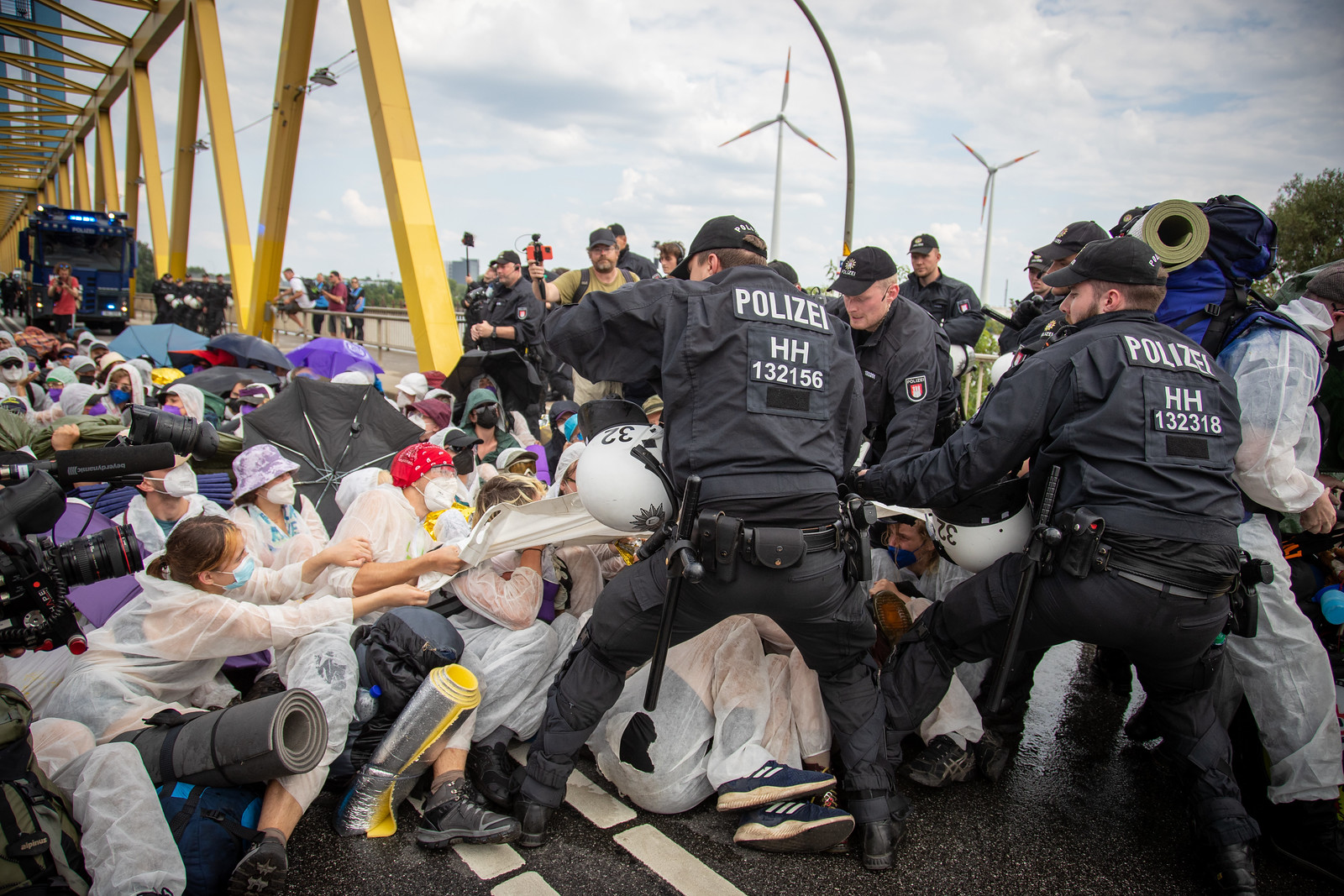 The picture shows activists of the Purple Finger occupying the Kattwyk Bridge. While the police tries to force the activists to give up.