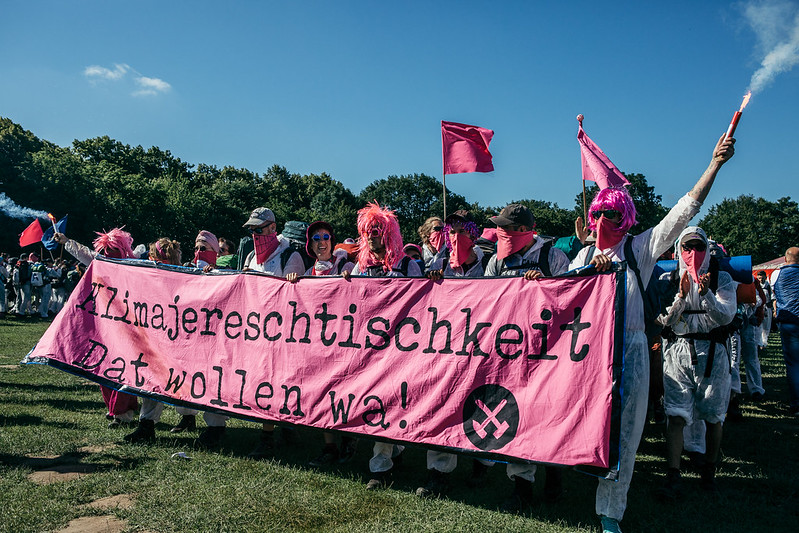Foto von 2019, Aktivist*innen tragen ein Banner auf dem steht "Klimajereschtischkeit - Dat wollen wa!