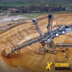 Photo from a drone on the coal pit and the coal excavator. Lützerath can be seen above the edge of the pit. The logo of Lützerath Unräumbar is on the bottom right.